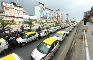 ट्याक्सी व्यवसायीद्वारा १६ बुँदे माग सार्वजनिक 